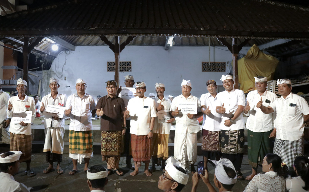 Sekda Adi Arnawa Hadiri Pujawali Pura Dalem Tunon Abiansemal
